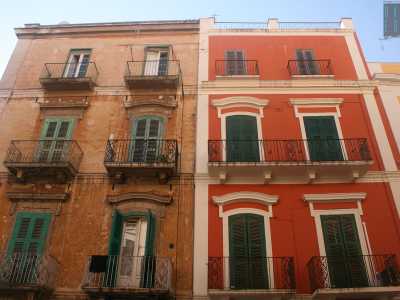 Foto 8. Ci dirigiamo ora in via Garruba dove ci sorprende l�ennesimo contrasto: due palazzi adiacenti e speculari, il primo per� di un vivido e intenso scarlatto, il secondo di un colore spento e smorto, con le persiane ormai scolorite 